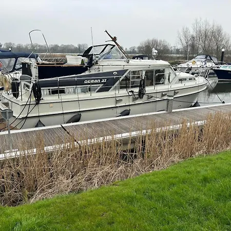 Riverside Boat Retreat On The River Thames Windsor Exterior photo