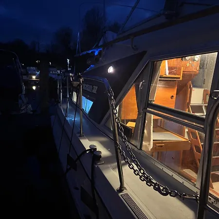 Riverside Boat Retreat On The River Thames Windsor Exterior photo