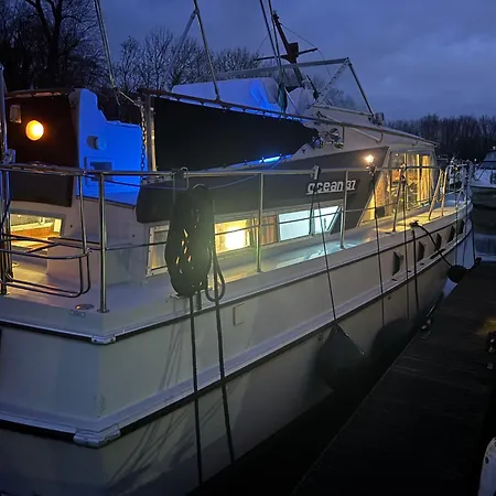 Riverside Boat Retreat On The River Thames Windsor Exterior photo