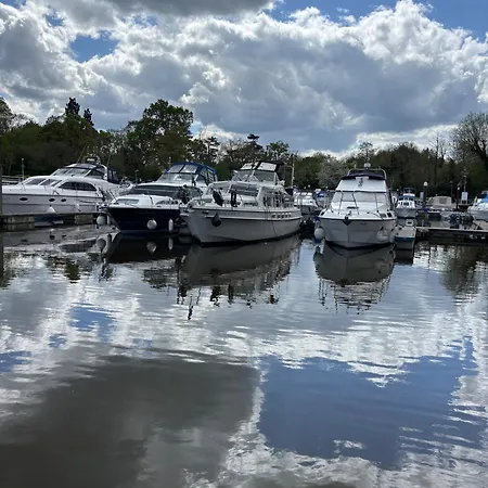 Riverside Boat Retreat On The River Thames Windsor Exterior photo